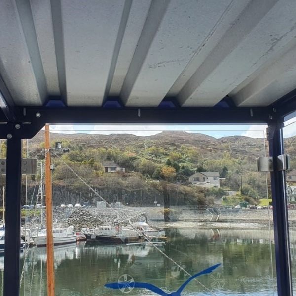 Wachtruimte in stijl voor passagiers Maillaig Harbour, Schotland